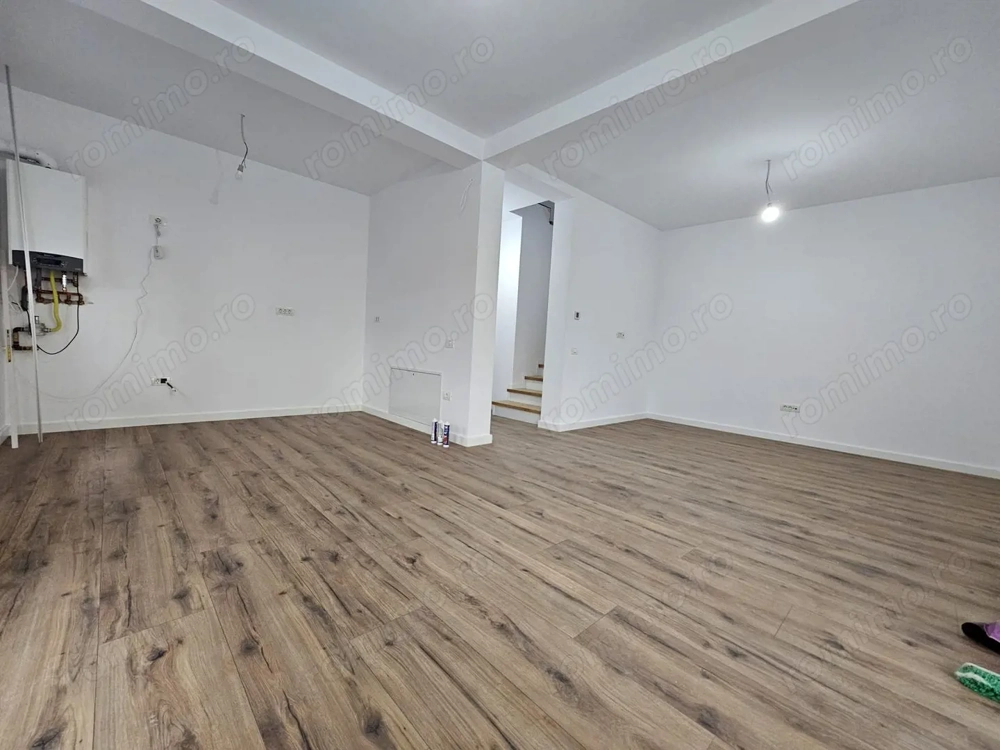 Zona buna! Asfalt! Toate utilitatile - Despartit prin casa scarii.