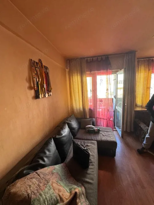 Garsonieră decomandată, 36 mp, zona Craiovita Noua