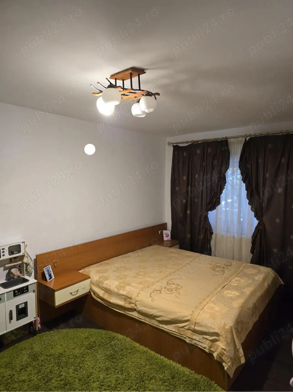 Vand sau schimb cu casa apartament 3 camere zona Palatul de Justitie.