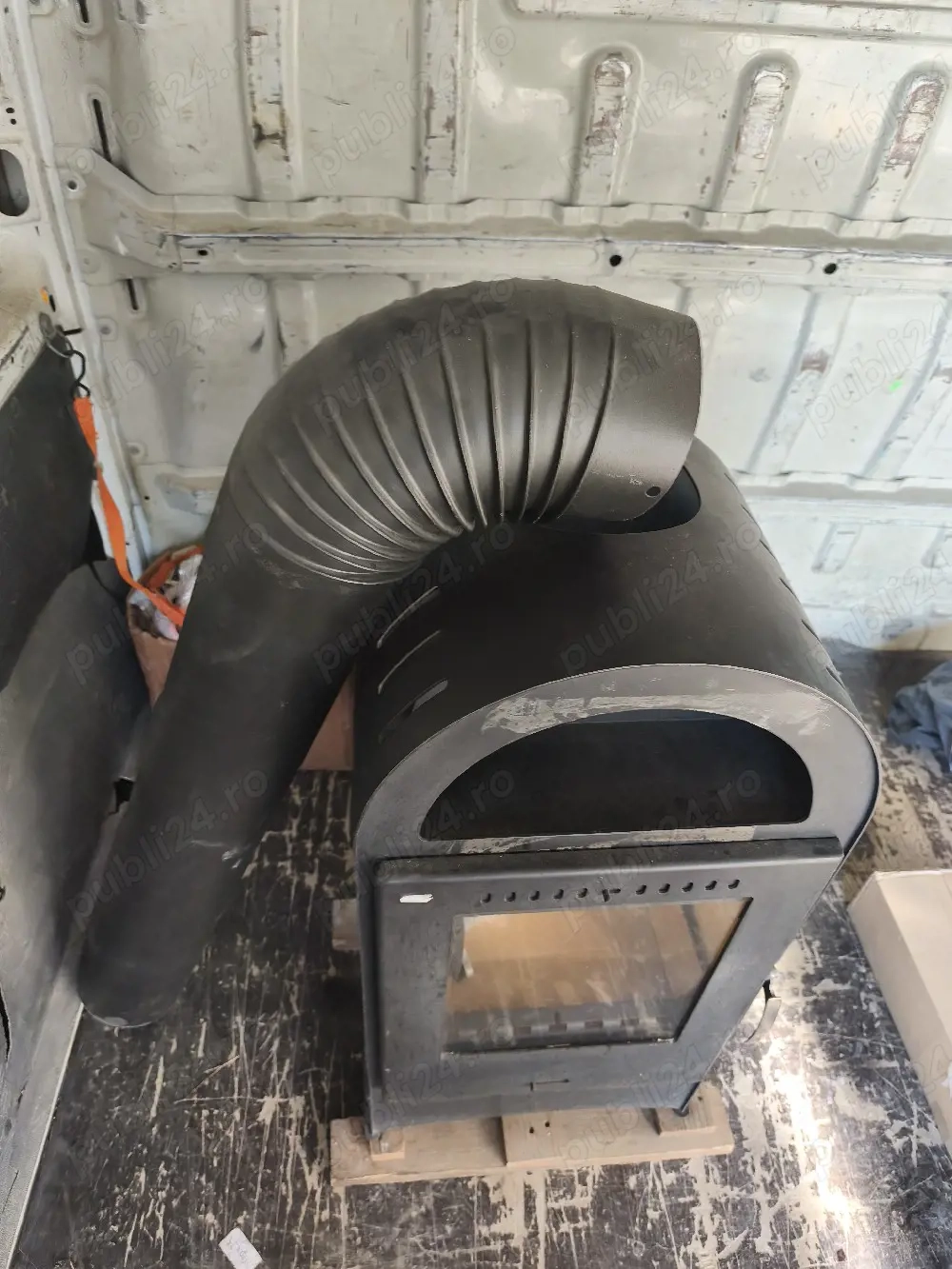 Șemineu pe lemne sau brichete 