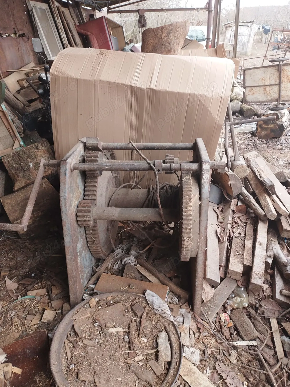 Utilaje vechi atelier   troliu, strung lemn, pânză circulară mare, cântar industrial 