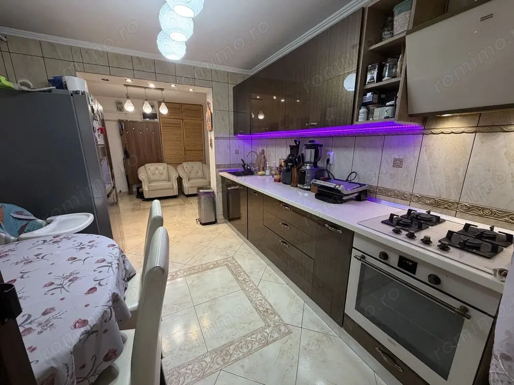 Apartament 4 camere, la 3 minute de Metrou Aparatori Patriei.