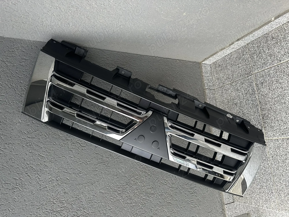 Grila față Mitsubishi Pajero an 2012