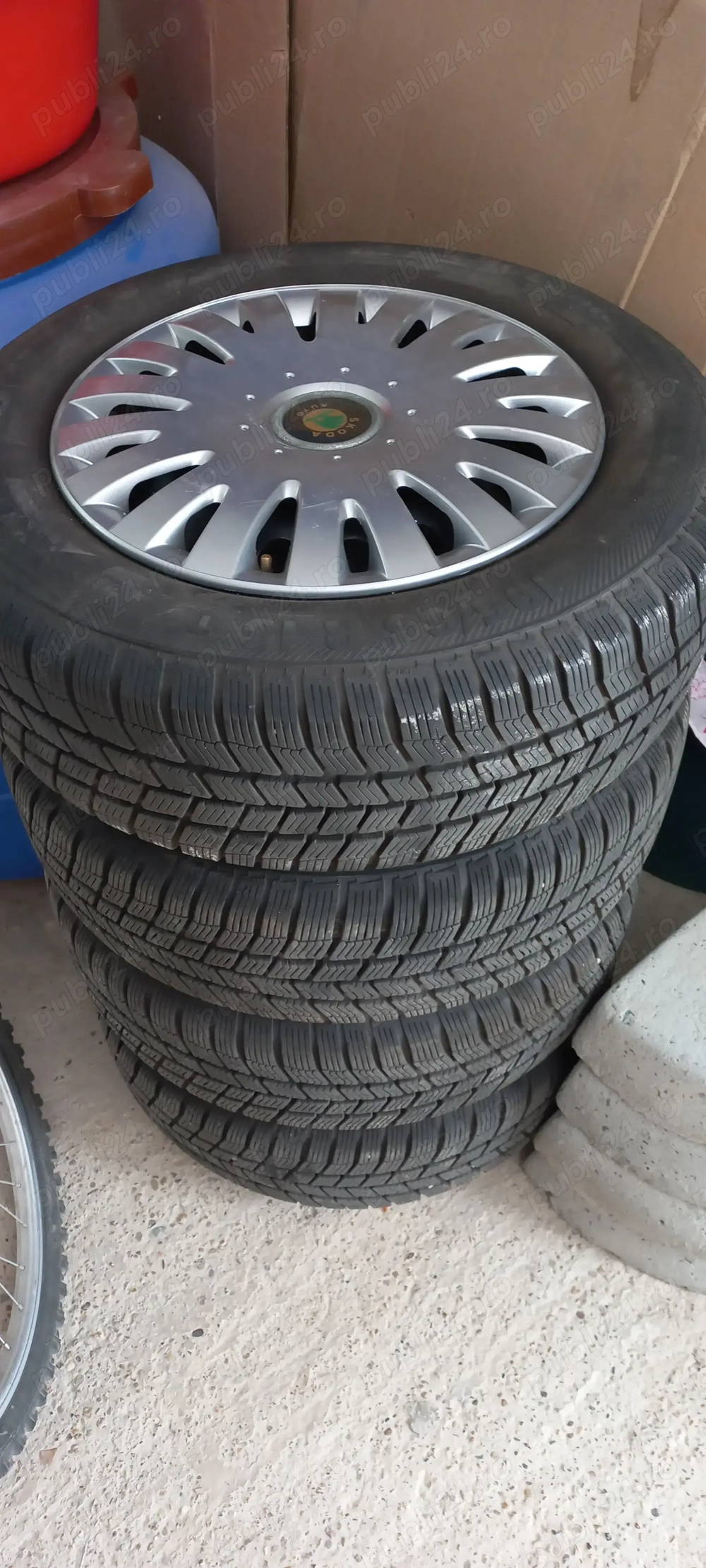 De vânzare set jante otel orginale Vw R15 echipate cu cauciucuri de iarna in stare foarte buna! 