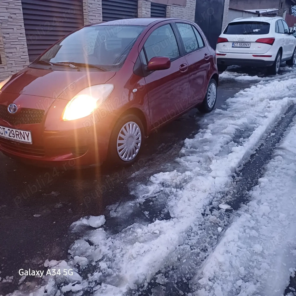 Vând Toyota yaris 