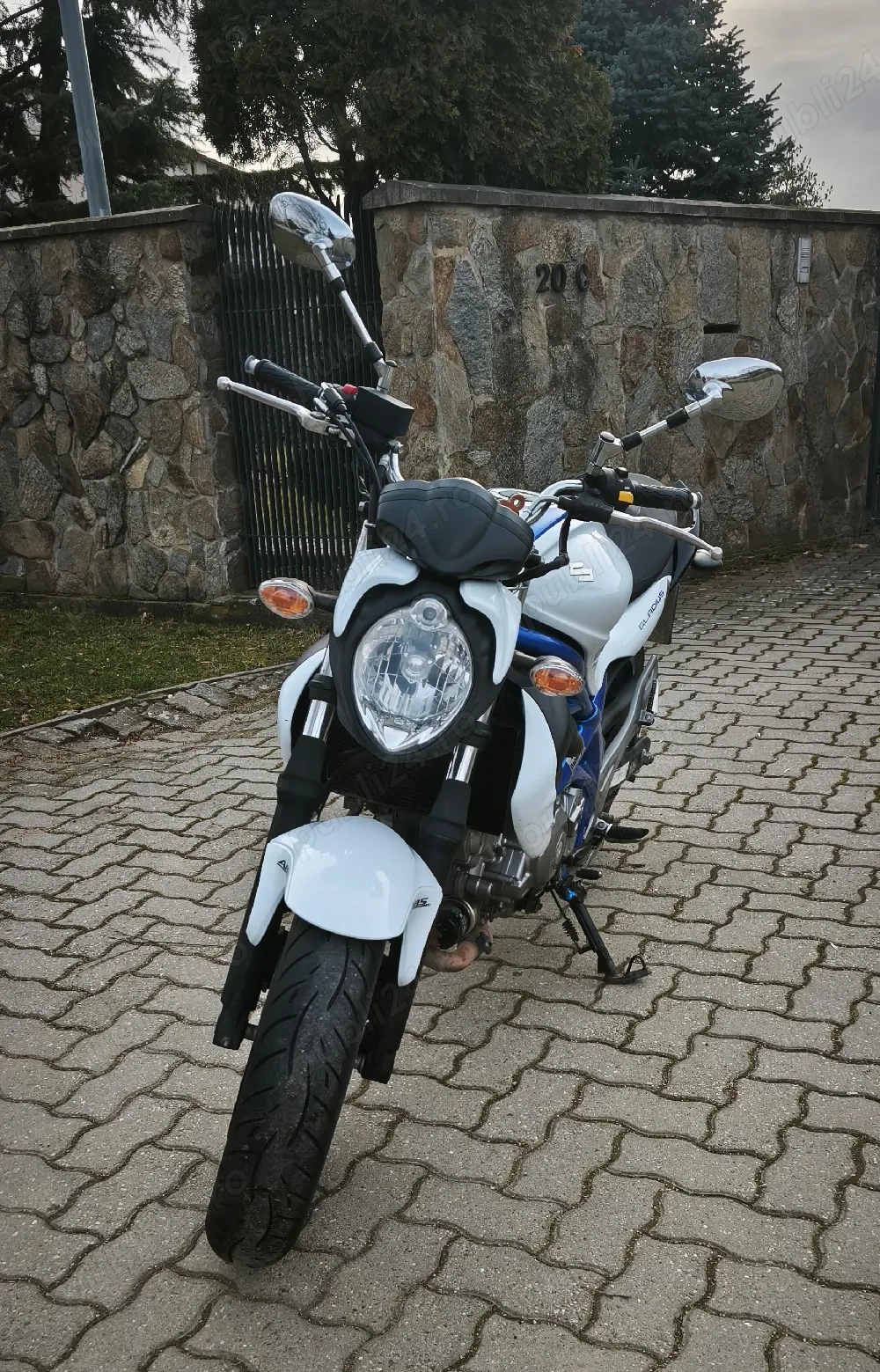 Suzuki Gladius SFV 650A cu ABS.