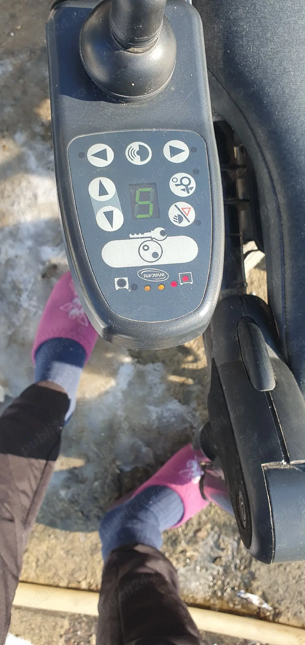 Cărucior electric ca nou   baterii noi am si un pat electric pentru persoane cu dizabilități 