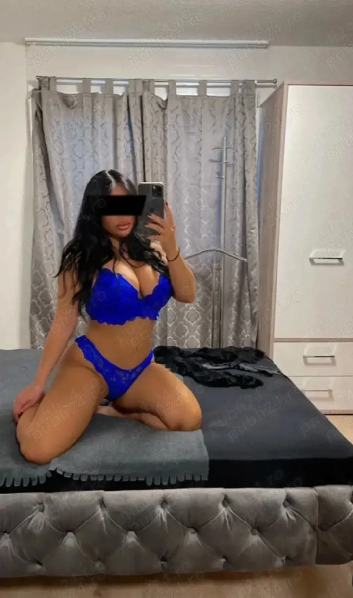 Buna sunt o brunetă sexy și atrăgătoare 