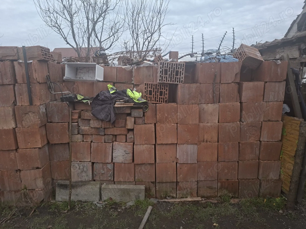 Vând caramida  stare foarte bună  cam 1300 de bucăți 