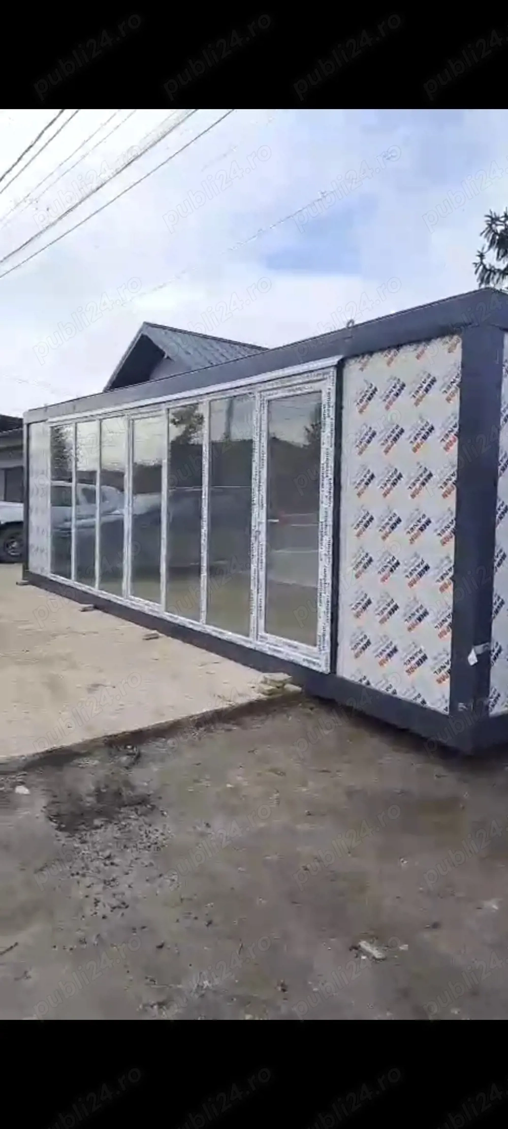 Container comercial cu vitrină. 