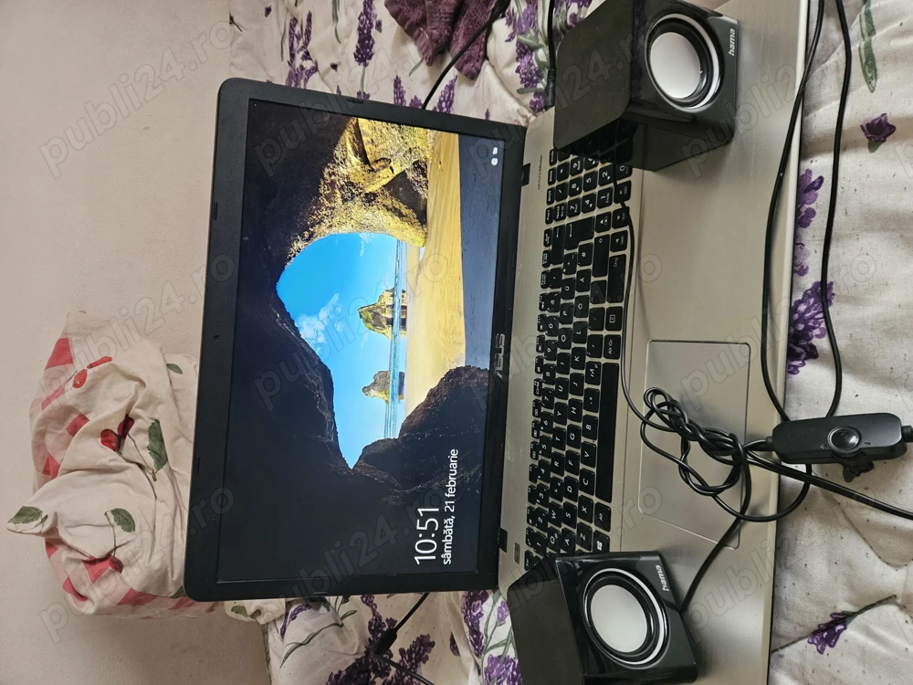 vând Laptop cu tot cu boxe