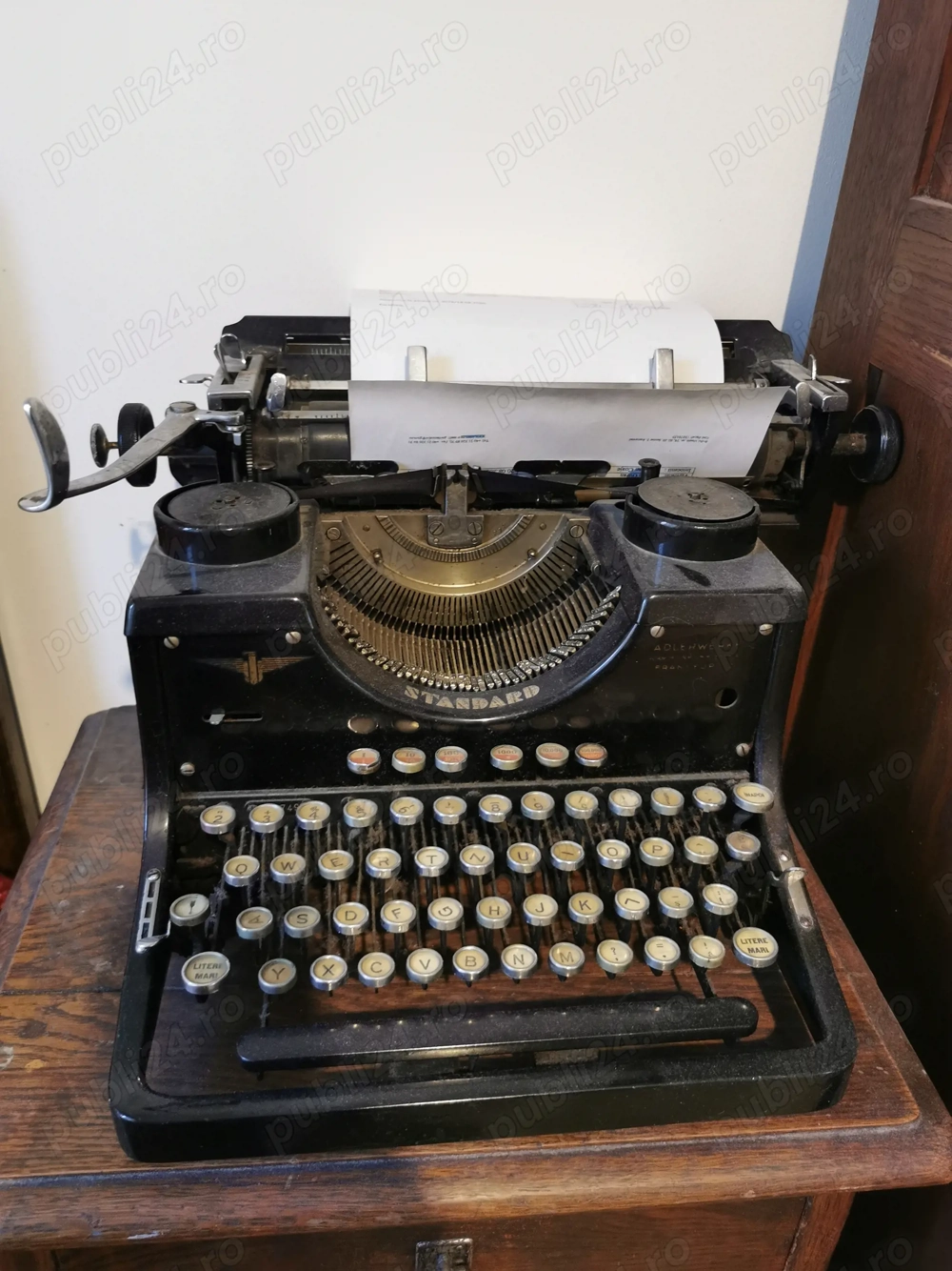 Vand Masina de scris ADLER STANDARD, Masina de cusut SINGER, Mobilier de stejar fabricat in 1939.