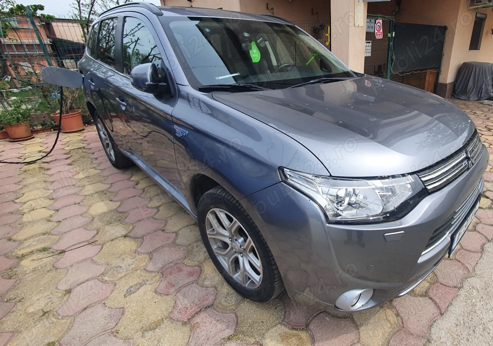 Mitsubishi Outlander Plugin Hybrid, 2014, stare foarte buna estetic si functional.