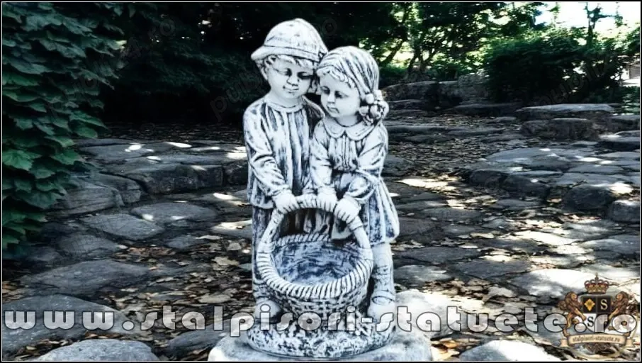 Statuetă copii cu coșuleț, gri patinat, model S7.