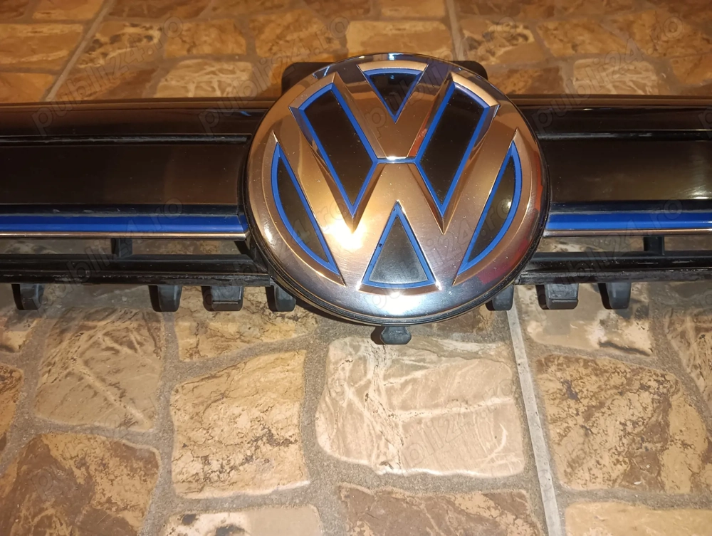 Grilă originală față, superioară, Golf, negociabil 500 lei 