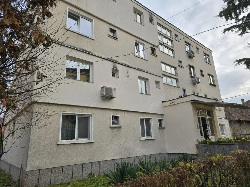 Proprietar vând apartament decomandat 3 camere 90 mp Brad zona Spital