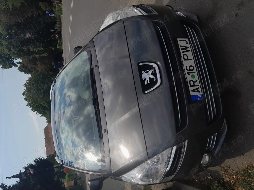 Vând Peugeot 5008