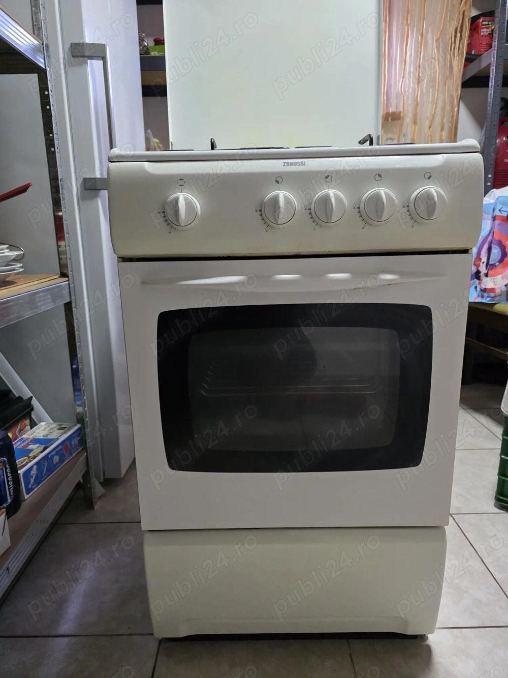 Vând aragaz Zanussi
