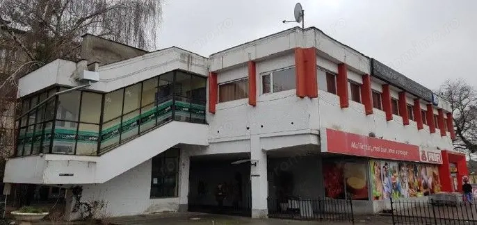 De vanzare: 453mp-doua spatii comerciale in Arad, Piata Arenei nr. 7, Boul Rosu