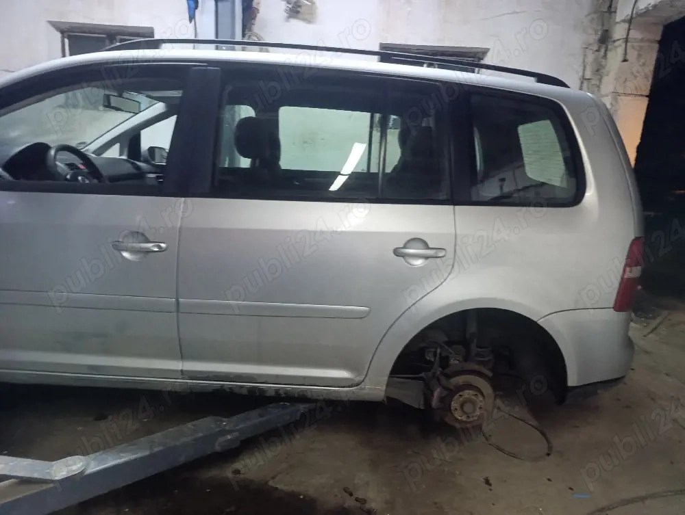 Dezmembrez Volkswagen Touran 