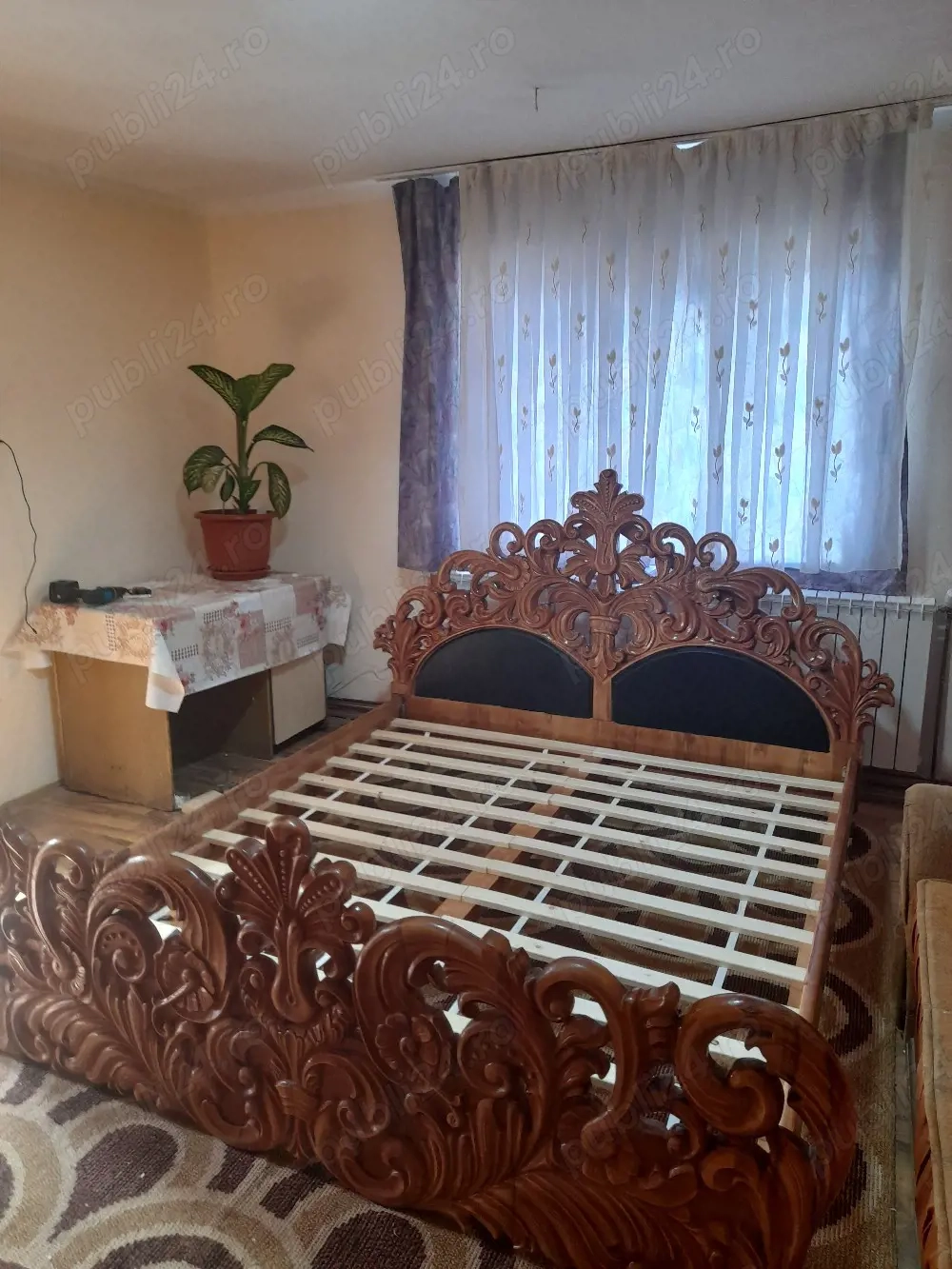 Vând pat sculptat manual din lemn de tei...