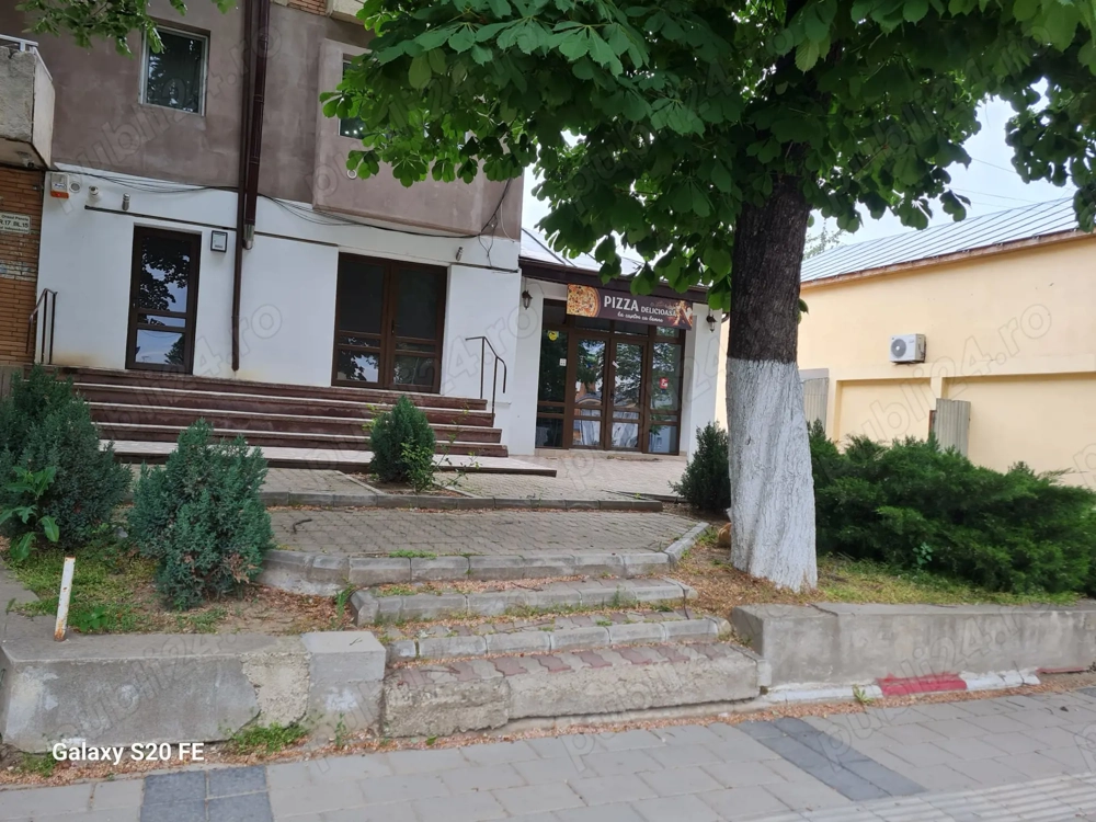 Închiriez spațiu comercial cu suprafața de 110 m.p. în orașul Panciu, județul Vrancea.