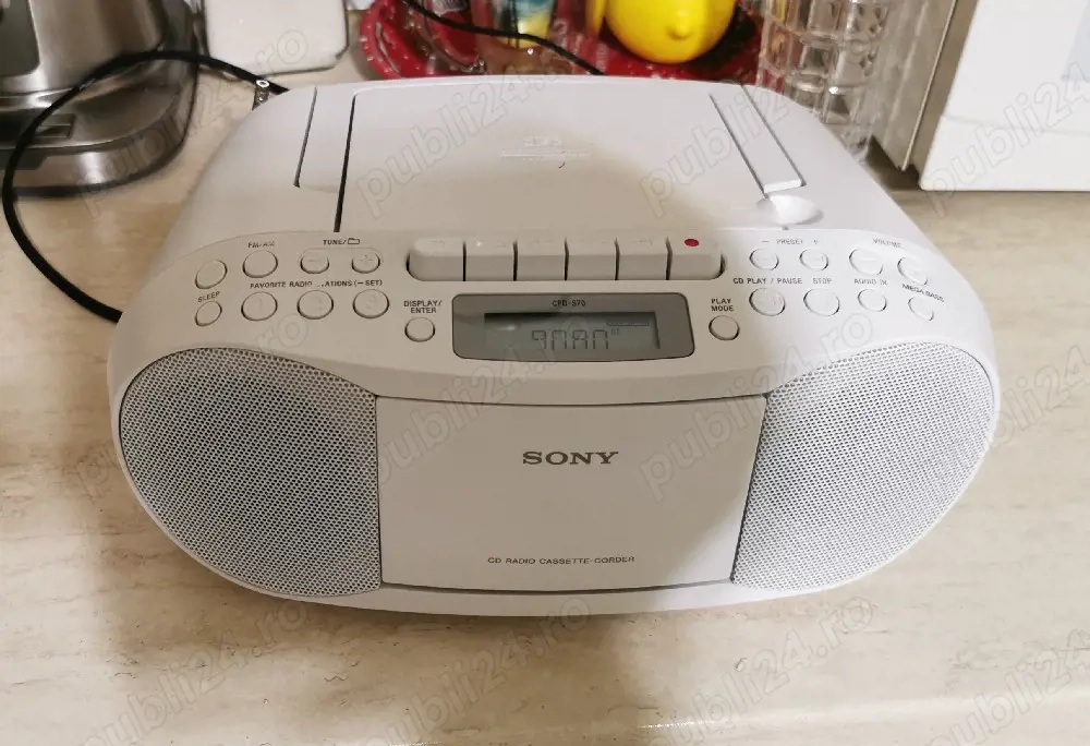 Sistem audio casetofon cu CD casetă si radio alb design deosebit