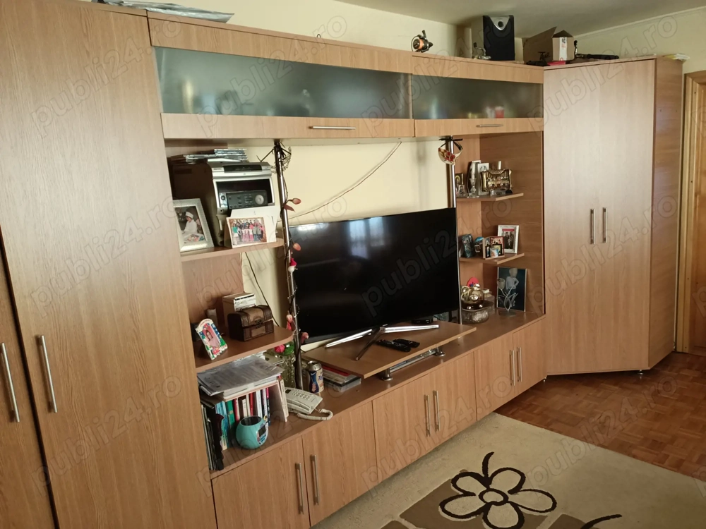 Vând apartament cu 3 camere resita 