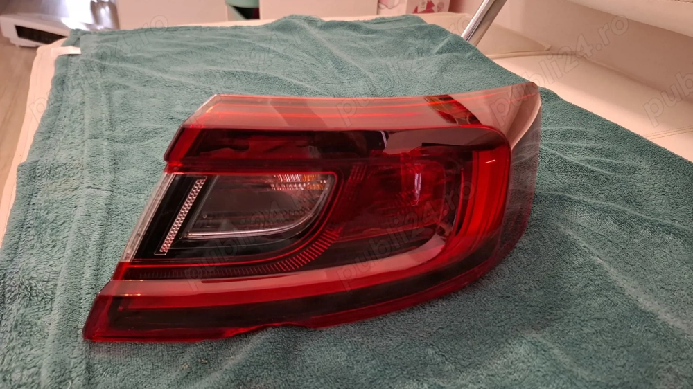 Stop spate dreapta Renaul Arkana aripa ușor spart .