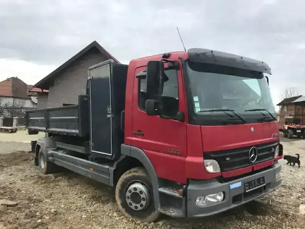 Vând Mercedes-Benz Autoutilitară N2   An 2  KM  Descriere: Vând autoutilitară Mercedes-B