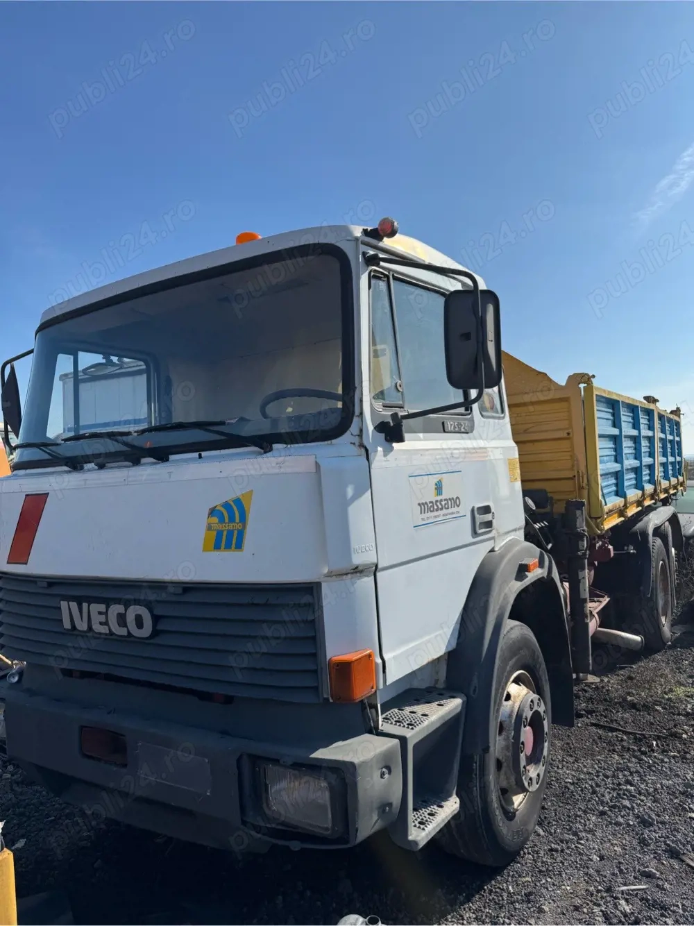 Iveco cu macara basculabil