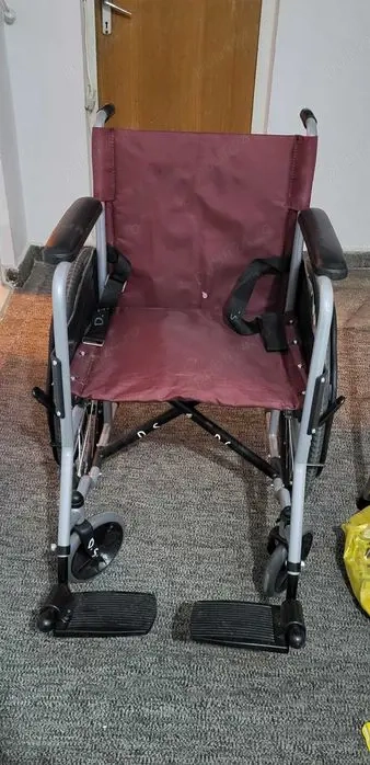 Căruț cu rotile pentru persoane cu dizabilități
