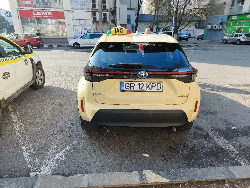 vind Toyota Yaris cross hibridă 