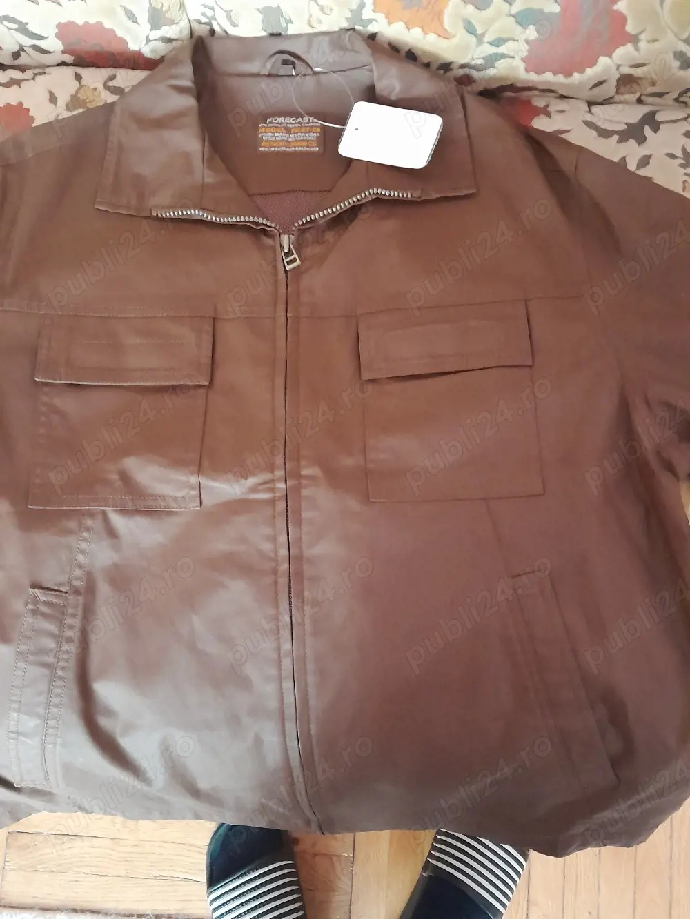 Vând o geacă nouă și rezistentă 