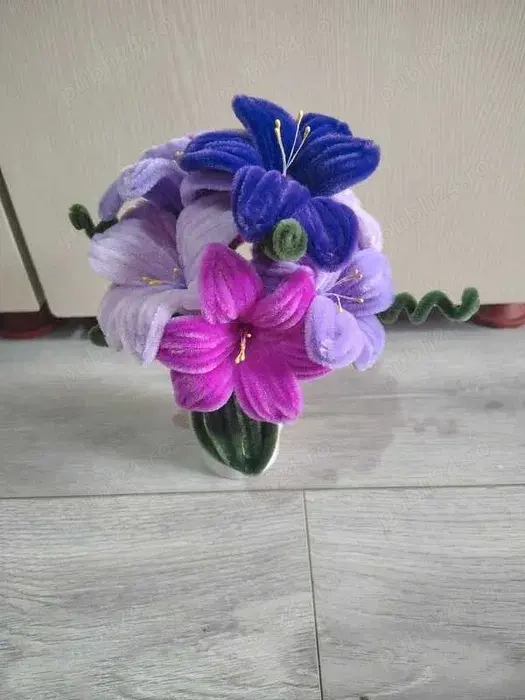 Flori lucrate manual din sarma plusata