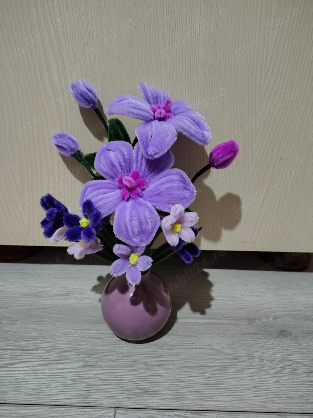 Flori lucrate manual din sarma plusata