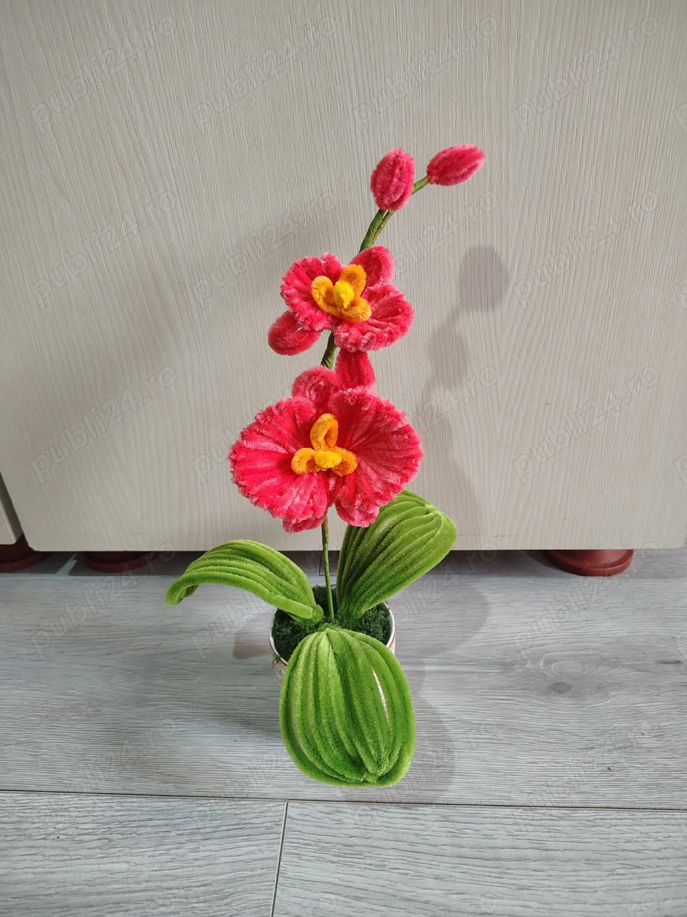 Flori lucrate manual din sarma plusata