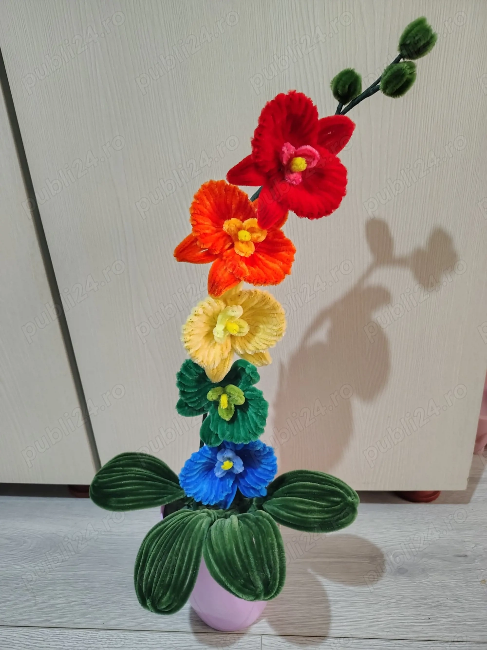 Flori lucrate manual din sarma plusata