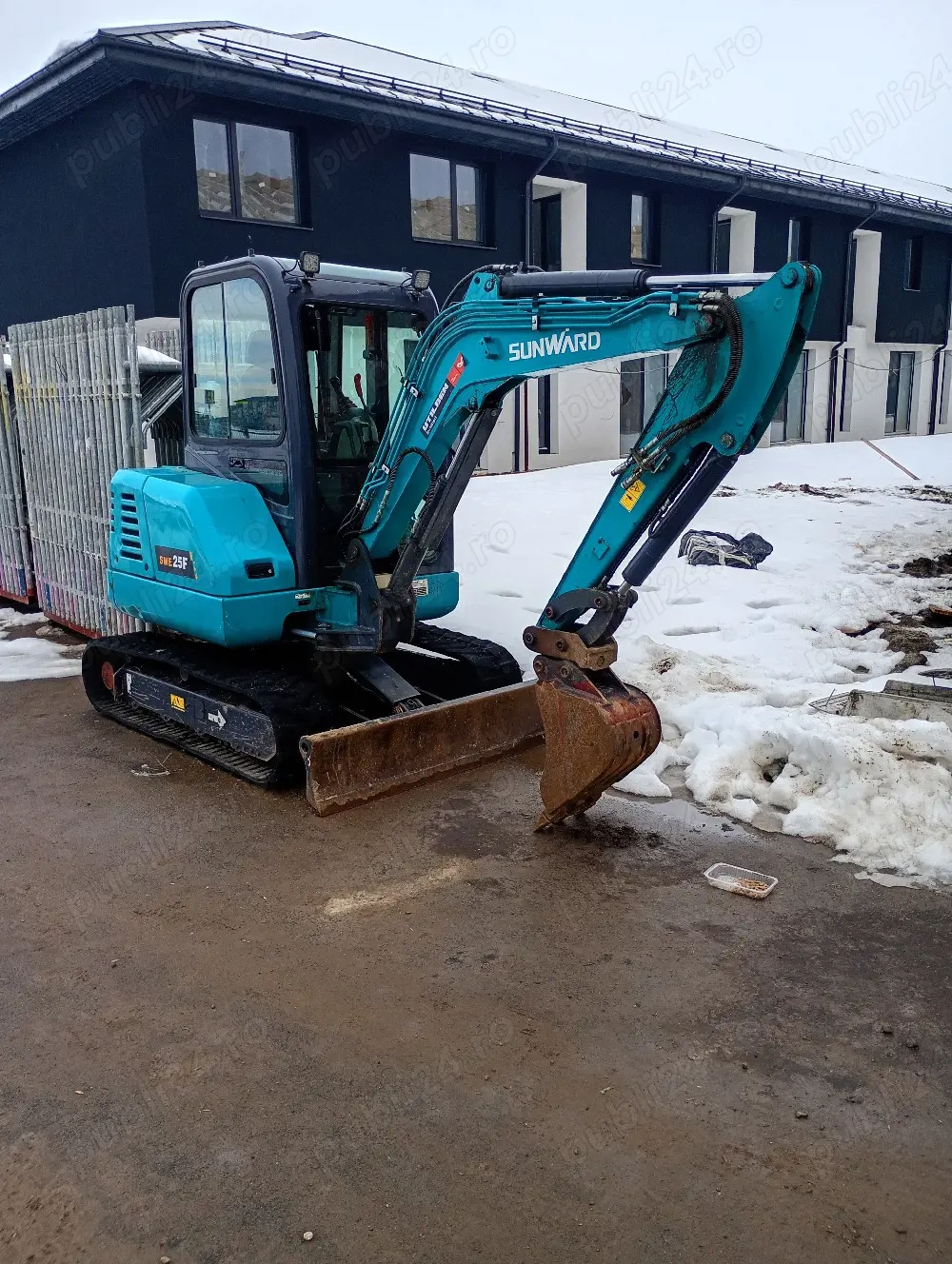închiriez mini excavator 