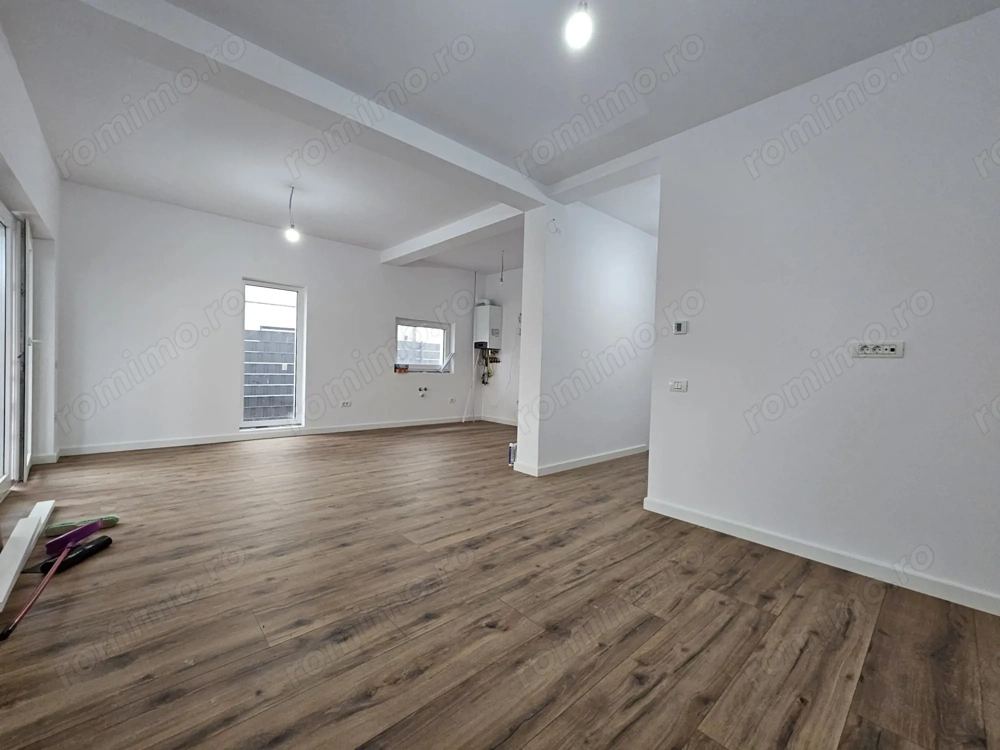 Despartit prin casa scarii! Zona buna! Asfalt! Toate utilitatile!
