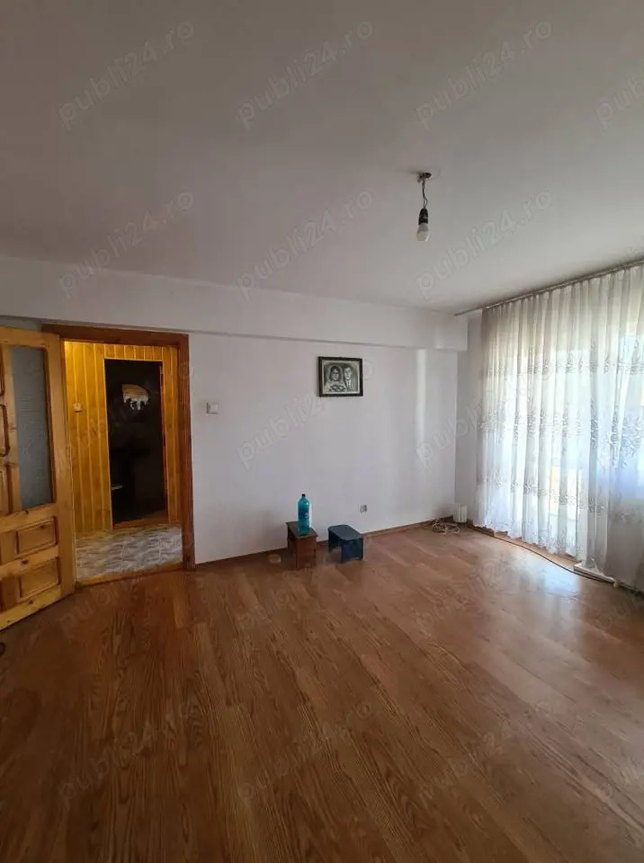 Vand apartament semodecomandat, 3 camere, ultracentral, etajul 4, vizavi de nada florilor