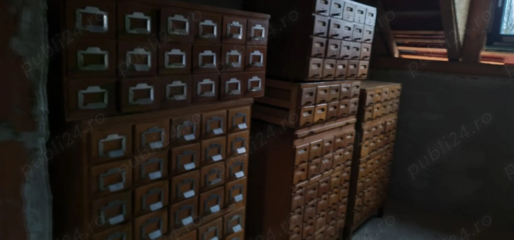 Cabinet cu multe sertare.