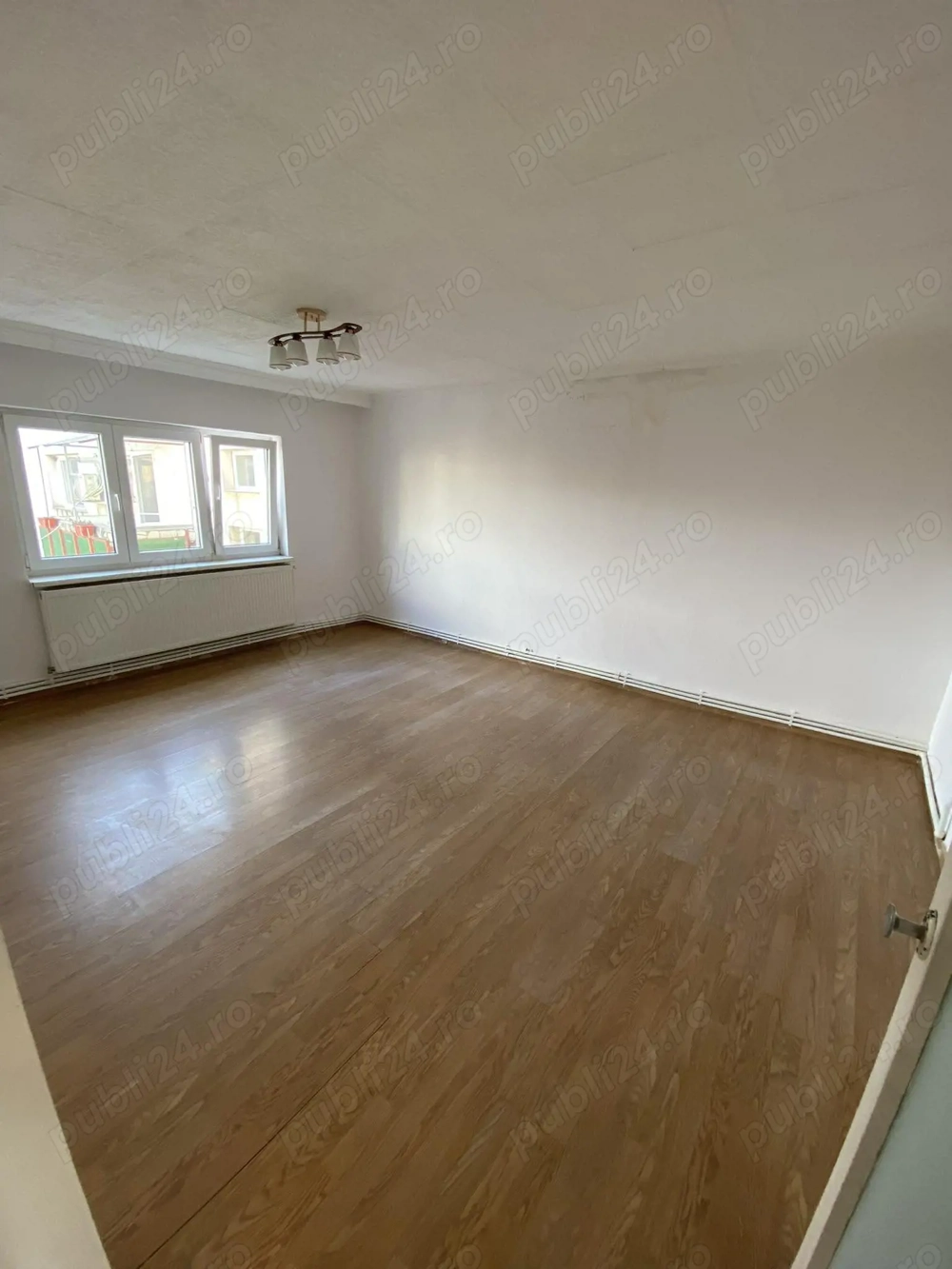 Apartament 3 camere de vanzare , Independetei M17 , et.4 , 73.900 euro