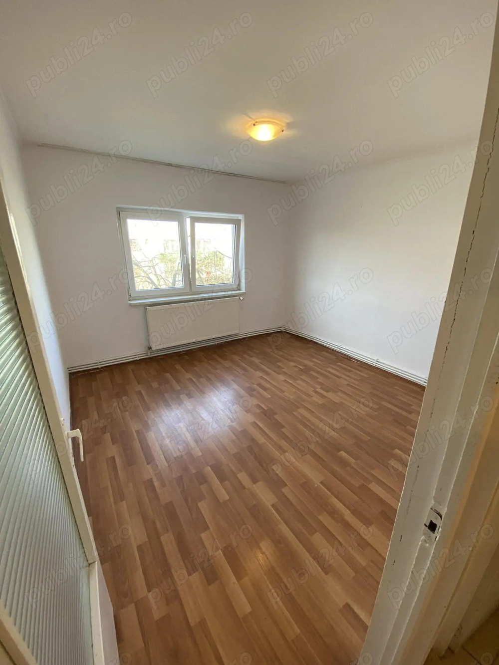 Apartament 3 camere de vanzare , Independetei M17 , et.4 , 72.900 euro