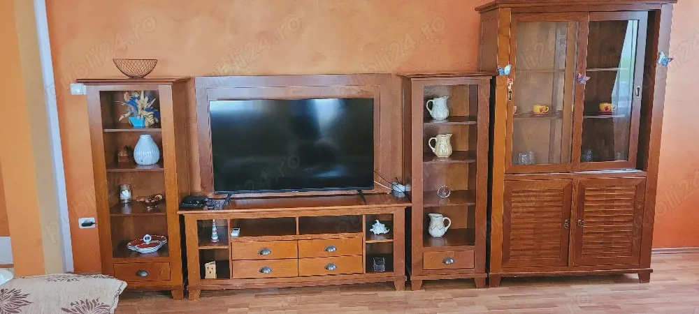 închiriez apartament 