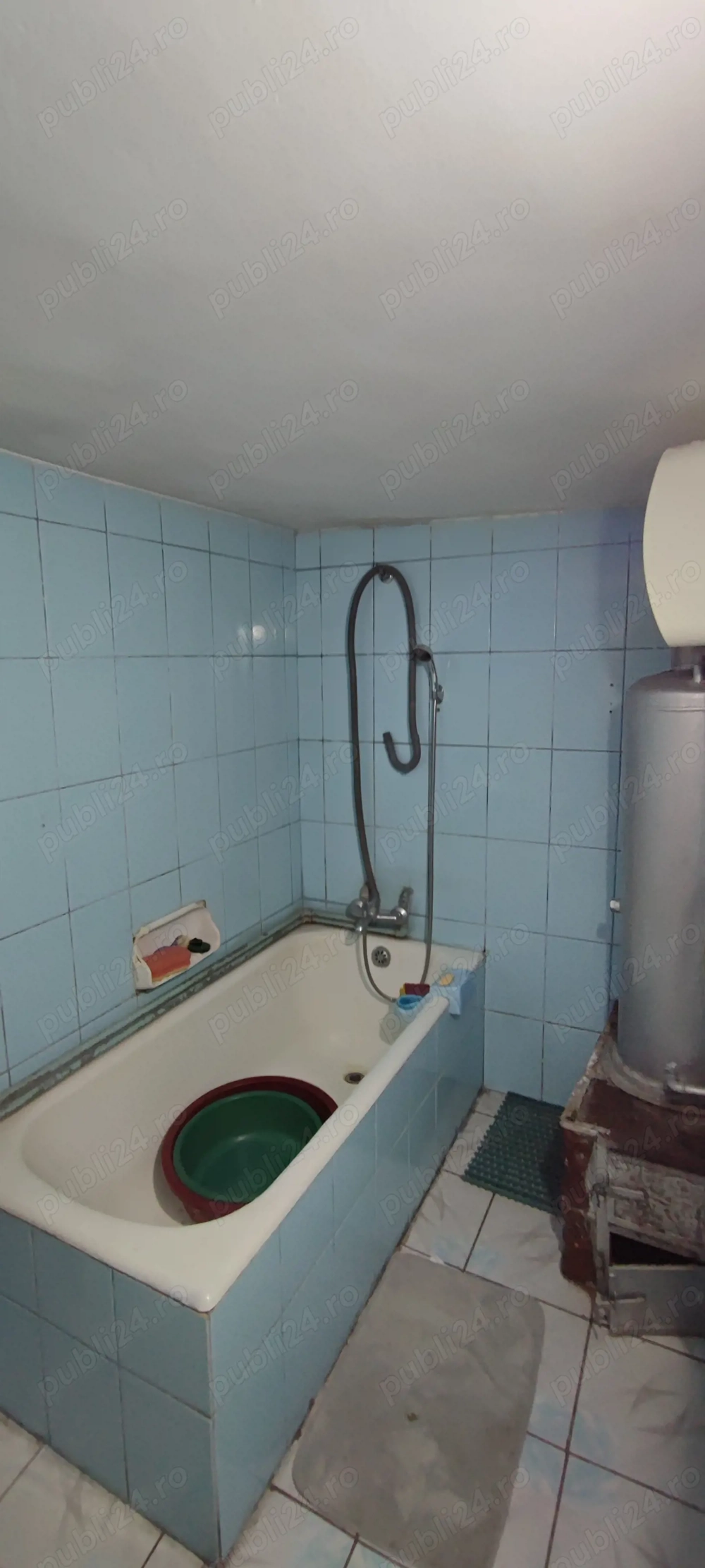 Casa din caramida cu curte si garaj