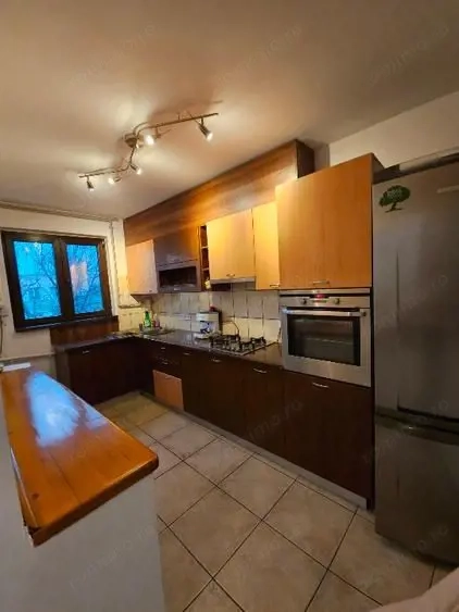 De vanzare apartament 4 camere- Apusului