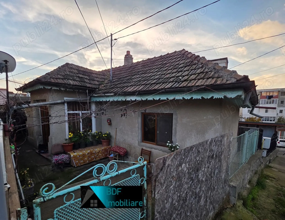 Vand casa in judetul Tulcea ,Strada Crisan compusa, din 2 dormitoare  o sufragerie, bucatarie, baie 