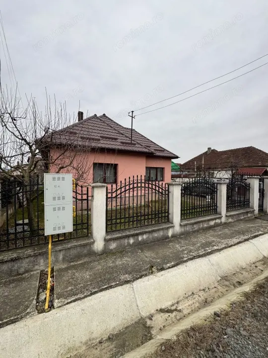 Casă cochetă în Lăpușel, zonă liniștită – 70 mp, teren 4,5 ari.