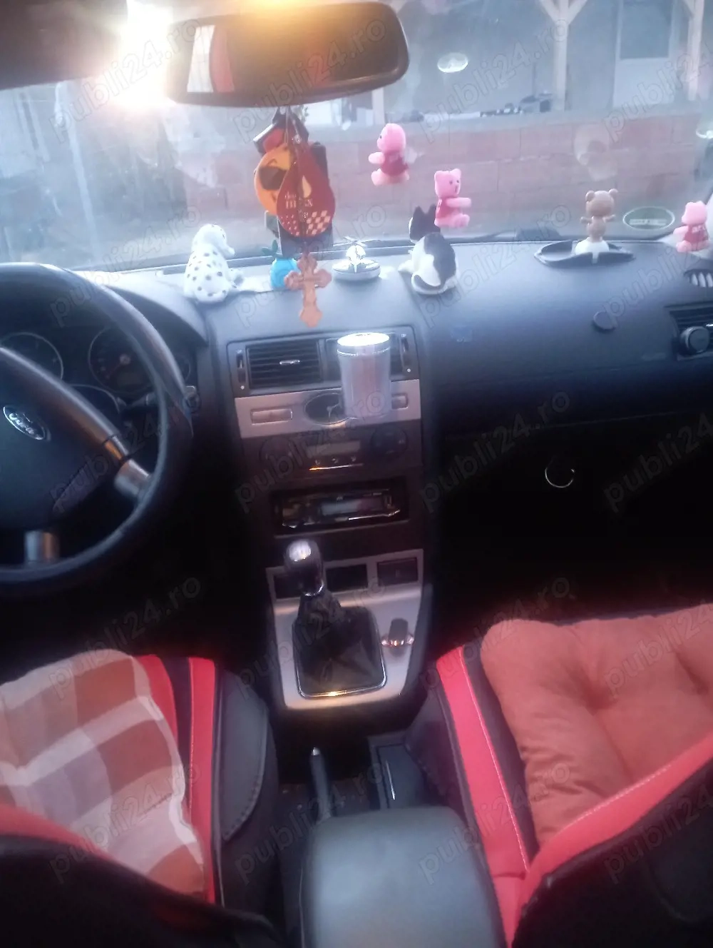 vind ford Mondeo anul 2005 preț 800 Euro negociabil 